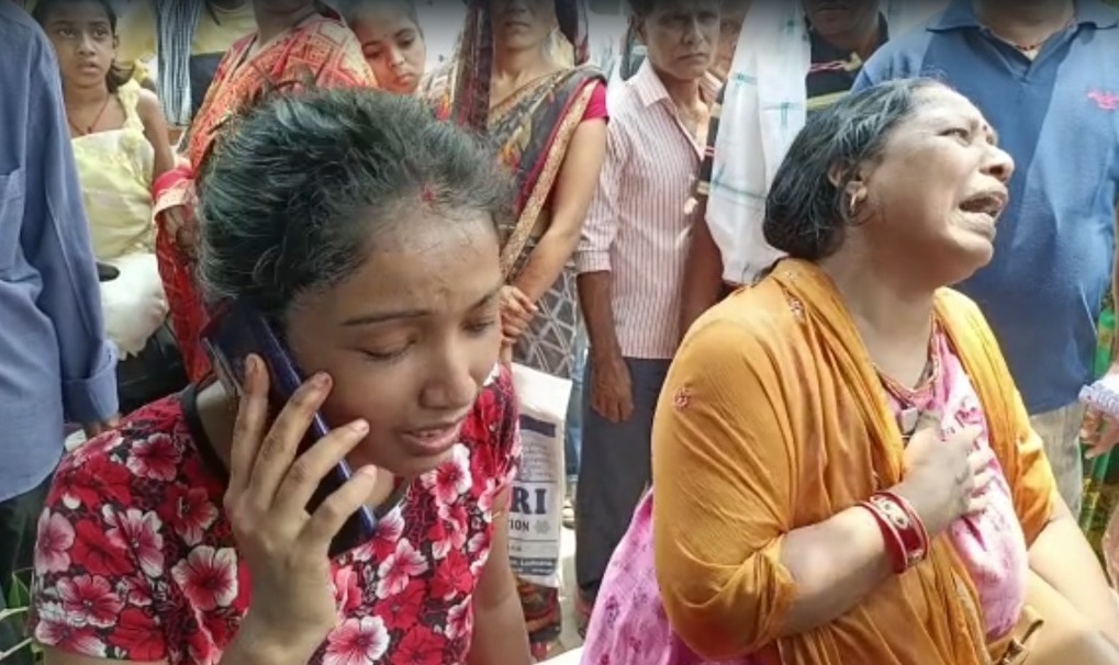मोबाइल पर बात करते हुए पत्नी आंचल एवं आंचल की मां पूनम देवी